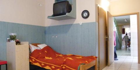 Szobabútorok: kisszekrény, ágy tv tartó,...