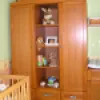BRIZSn Kft készítésű babaszoba bútor ruhás szekrénye polcokkal, fiókokkal