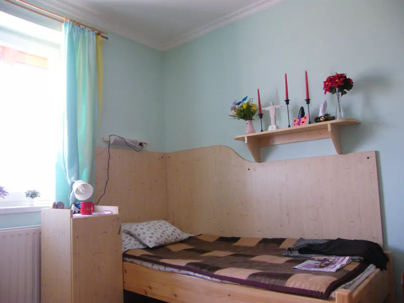 Szobabútorok: kisszekrény, ágy tv tartó,...