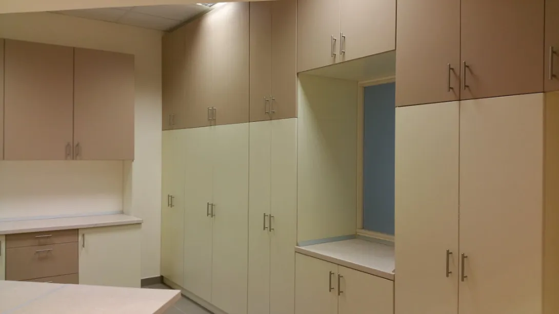 Cornexi számára készült irodabútorok, beépített szekrények, padlótól a plafonig