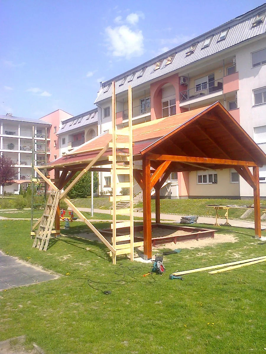 Hübner társasház homokozó fedése - az építés kezdeti fázisában