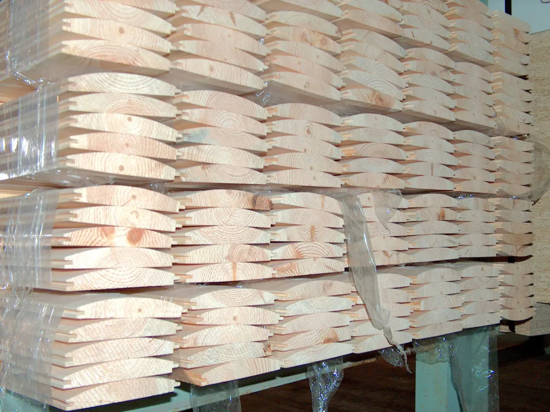 Faház burkoló a BRIZS Kft telephelyén, raktáron